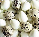 Ensalada de salmón con huevos de codorniz