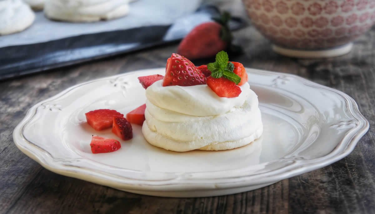 Nidos de merengue con helado y frutas