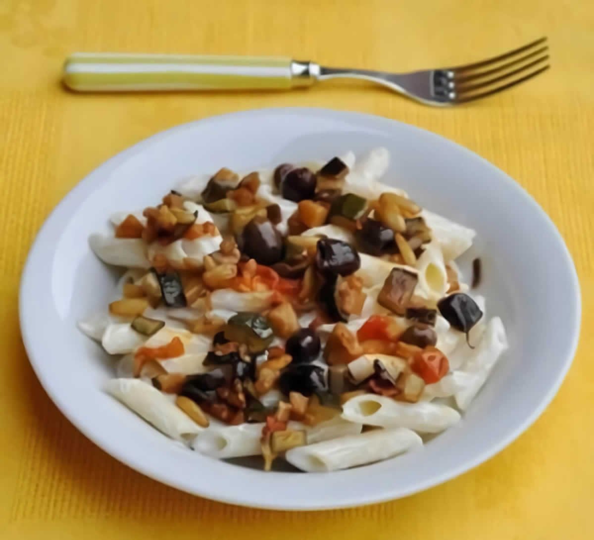 Dieta para celíacos, receta de pasta con verduras, piñones y aceitunas