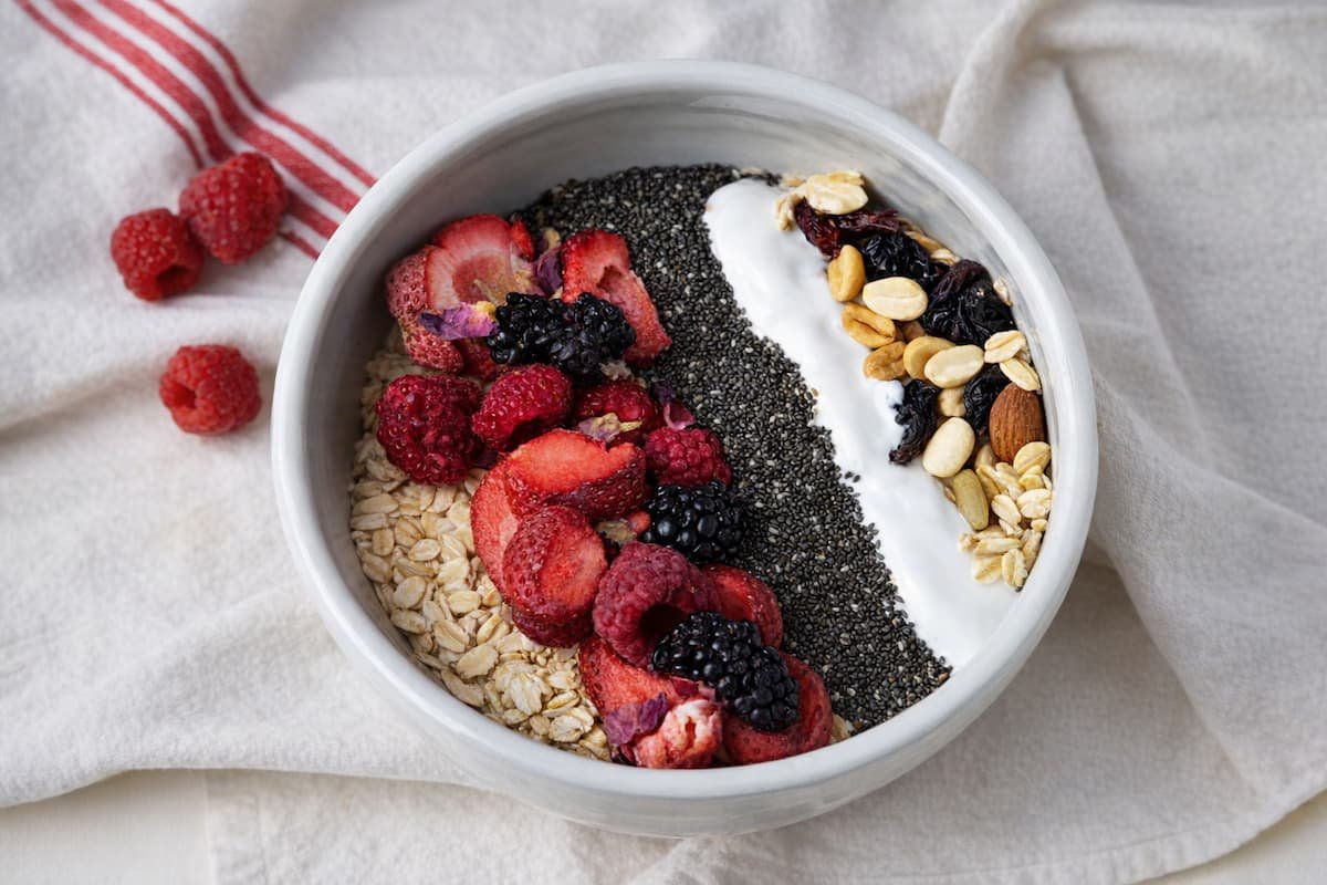 Yogur con frutas y semillas